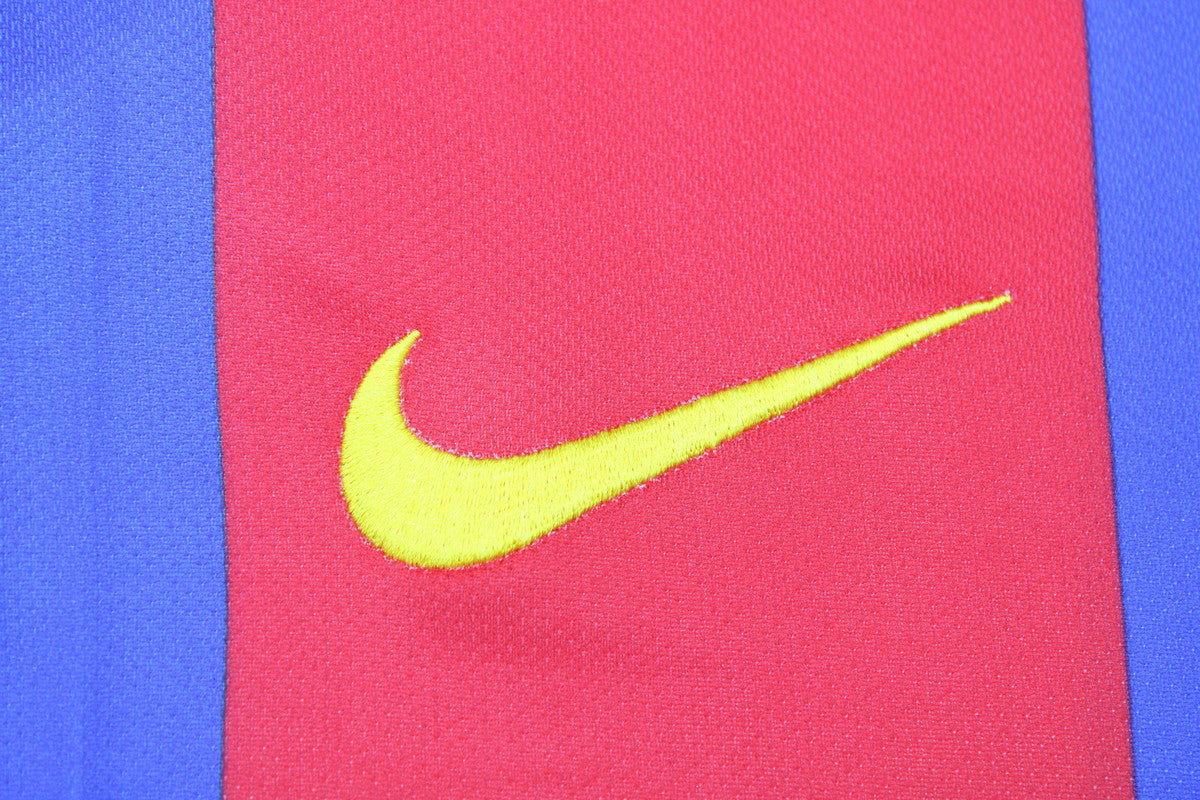 Camisa Barcelona Home 04/05 - Versão Retrô "Ronaldinho" Nº 10