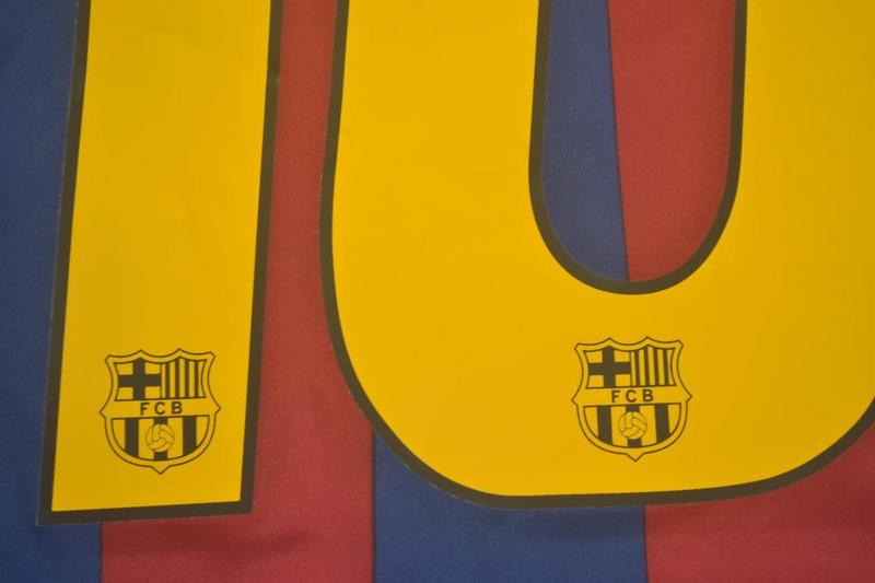 Camisa Barcelona Home 05/06 - Versão Retrô "Ronaldinho" Nº 10