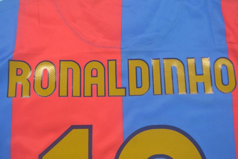 Camisa Barcelona Manga Longa 06/07 - Versão Retrô "Ronaldinho" Nº 10