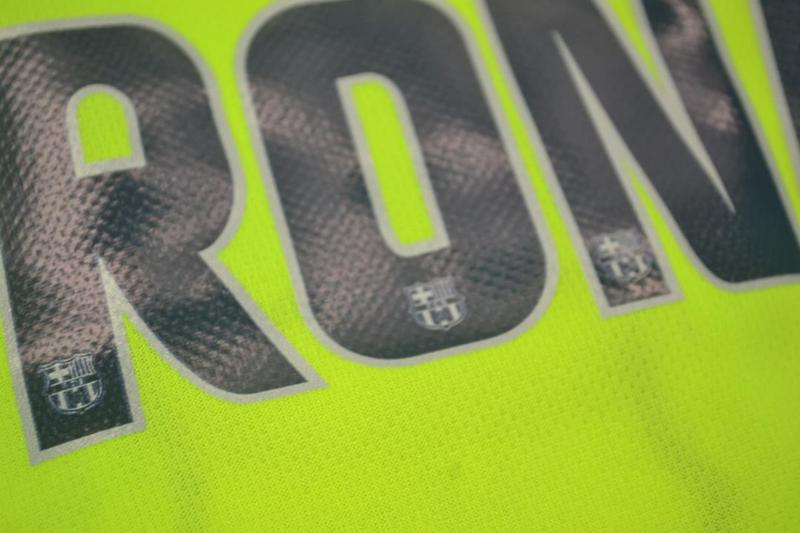 Camisa Barcelona Away 05/06 - Versão Retrô "Ronaldinho" Nº 10