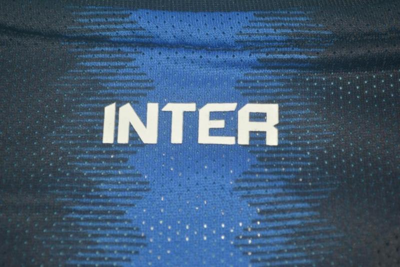Camisa Retrô Inter de Milão Home UCL Versão 10/11 "Chivu" N°.26