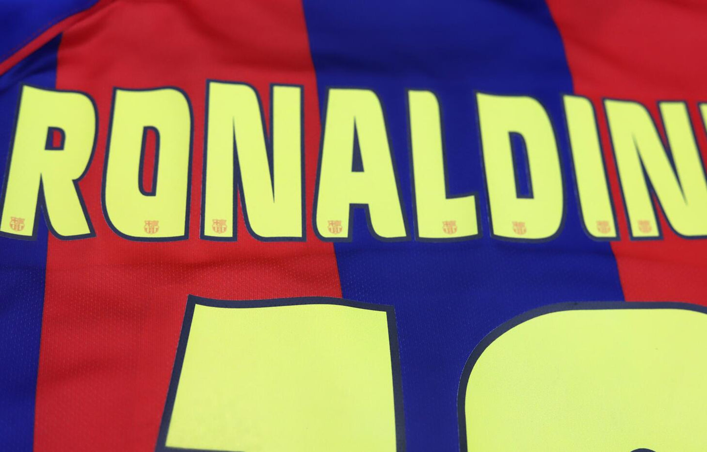Camisa Barcelona Manga Longa 06/07 - Versão Retrô "Ronaldinho" Nº 10