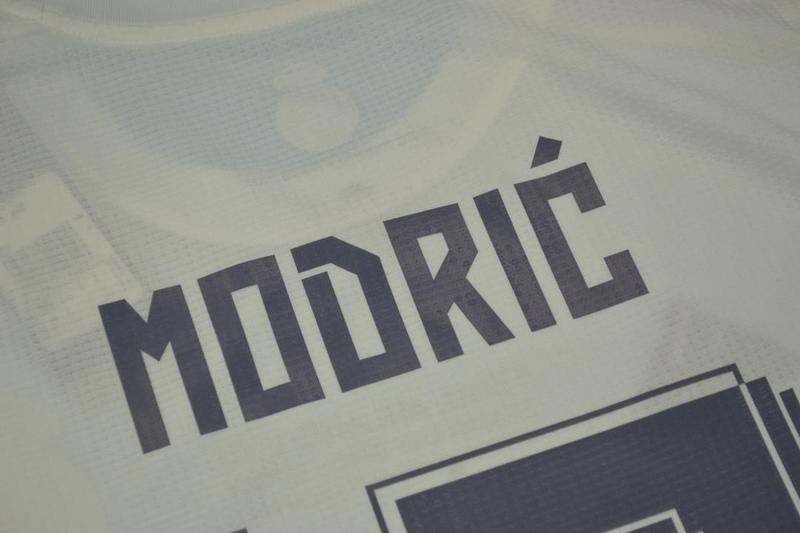 Camisa Real Madrid Home 15/16 - Versão Retrô "Modric" Nº 19